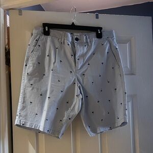 GAP Men's Light Gray Palm Print Shorts